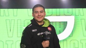 OpTic shotzzy holds mic on stage for CDL