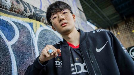 Edward Gaming bot laner Viper wearing the 2021 World Championship ring at Worlds 2022 in New York